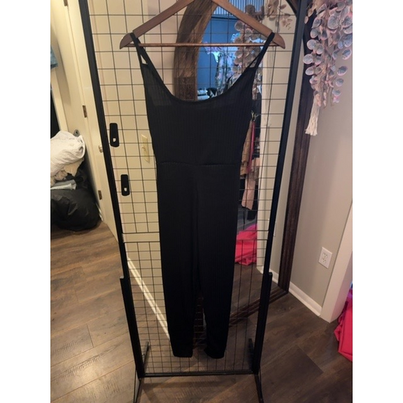 Prettylittlething, User: martinezstacy71@gmail.com Pants - Prettylittlething, User: martinezstacy71@gmail.com Black Slinky Sleeveless Scoop